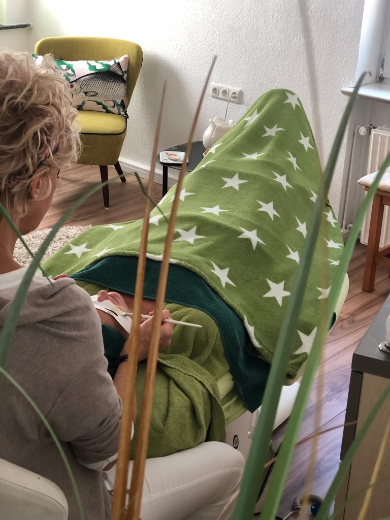 Entspannt bei der Kosmetikerin bei der Augenbehandlung